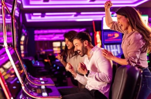 Người dùng chơi slot nổ hũ tại hubet com trên màn hình điện thoại Android